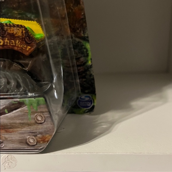 Monster Jam - Monster Mutt VS. EarthShaker - Zombie VS. Hunter Series 1:64 Scale - Picture 6 of 6